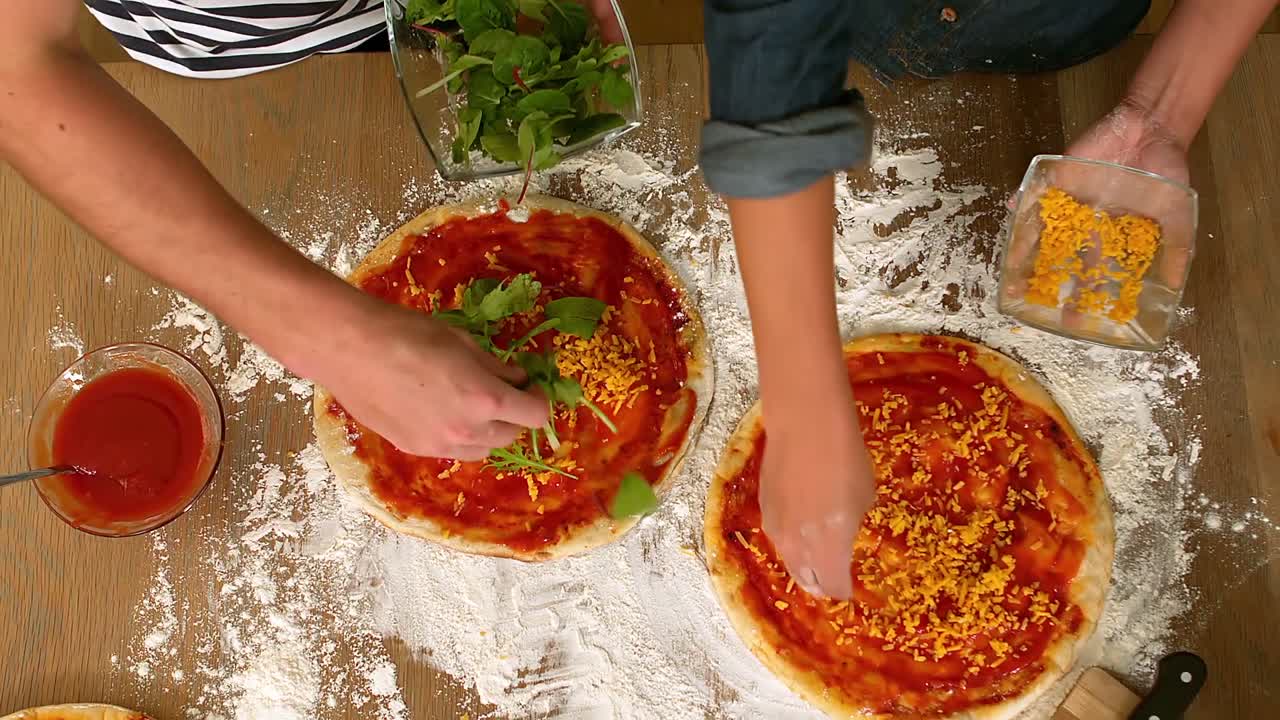 perdere la vista di una coppia che prepara la pizza