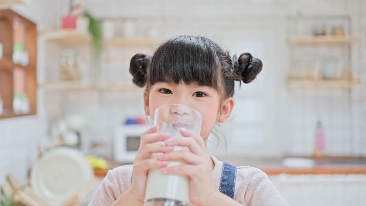 부에서 우유를 마시는 소녀