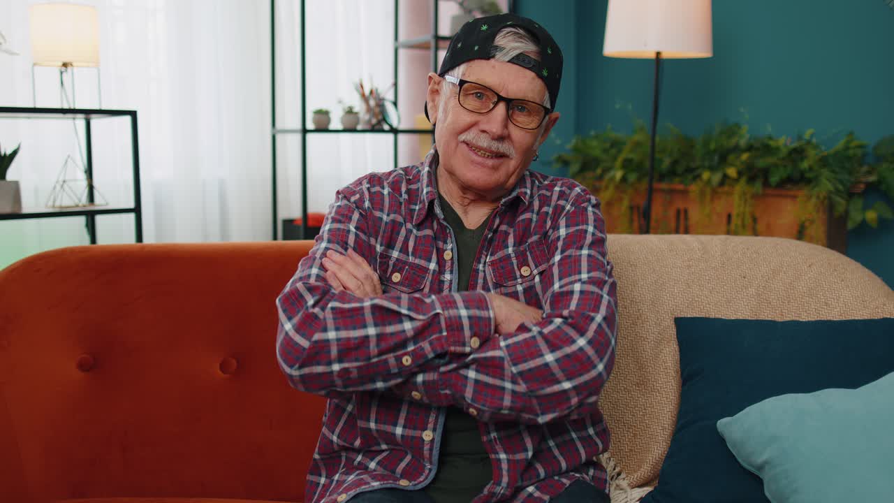 retrato de un viejo abuelo caucásico feliz en una camisa casual sonriendo mirando a la cámara en casa