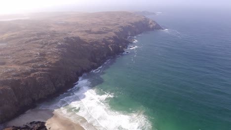 Tiro-De-Dron-Inclinado-De-La-Playa-En-Uig,-Isla-De-Lewis-En-Las-Hébridas-Exteriores-De-Escocia