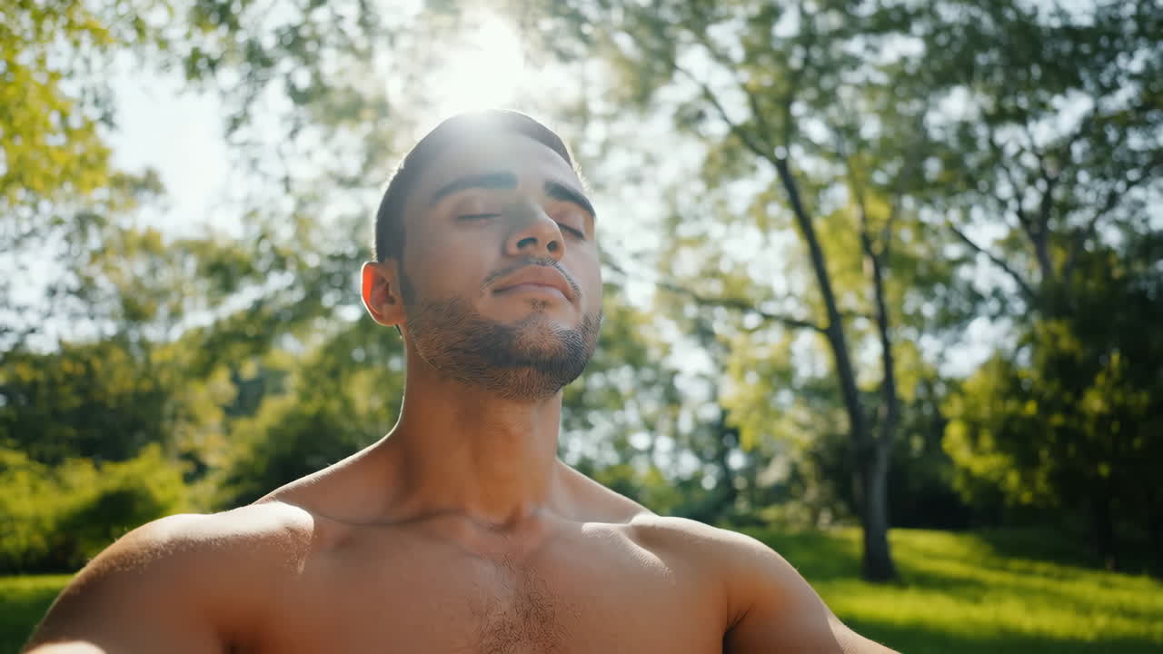 Uomo che medita all'aperto sotto la luce del sole