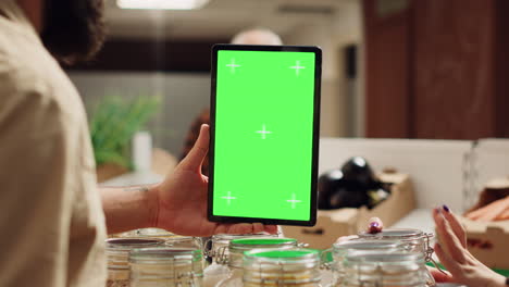 hombre usa tableta de pantalla aislada en la tienda