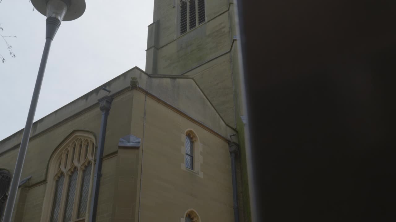 대성당에서 아래로 카메라 움직임 구름이 많은 날