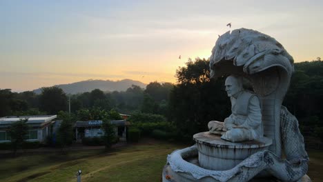 Estatua-De-Buda-Naga-De-Hormigón-4k-En-La-Mañana