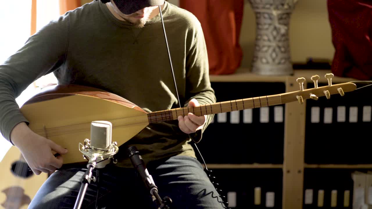 Musician playing a saz