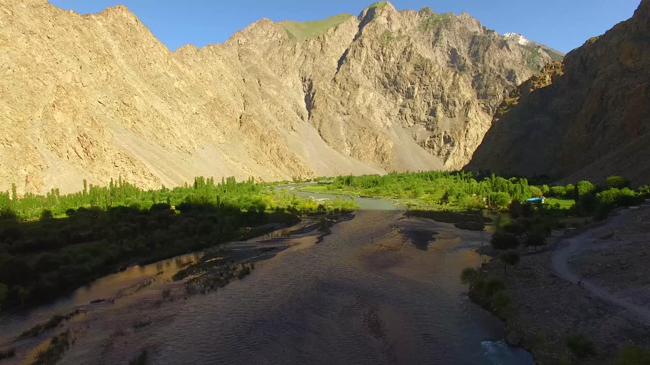 corriente del río sukh nala, skardu, gilgit baltistán, pakistán