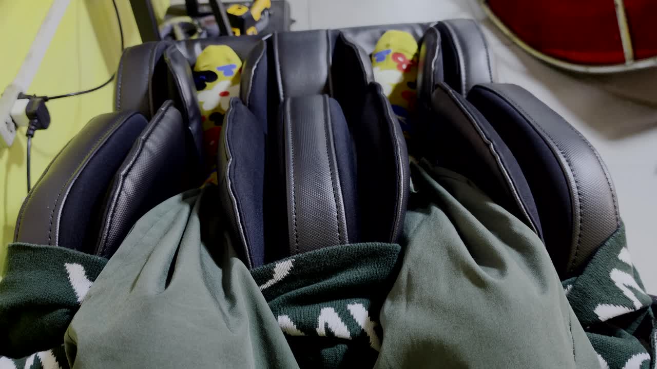Massagesessel am Arbeitsplatz, Fokus auf Fußmassage. POV-Aufnahme.