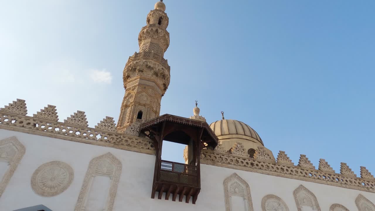 minaretes que se elevan sobre la mezquita al-azhar, el cairo; vista desde el patio