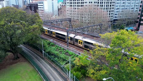 Querformatansicht-Eines-Pendlerzugs,-Der-Entlang-Von-Gleisen-Mit-Gebäuden-Fährt,-Hauptbahnhof-Surry-Hills,-Australien,-Reise-Transportknotenpunkt