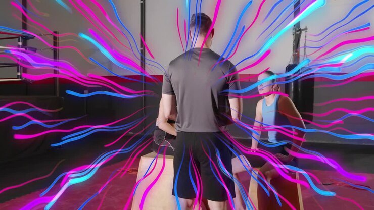 Istruttore di fitness che parla e gesticola per allenare i clienti su delle pedane, con scie al neon che pulsano sui movimenti