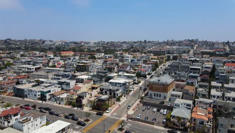 Vista-Aérea-Con-Vistas-Al-Paisaje-Urbano-De-Hermosa,-En-El-Soleado-Los-Ángeles,-EE.UU.---Aumento,-Disparo-De-Drones