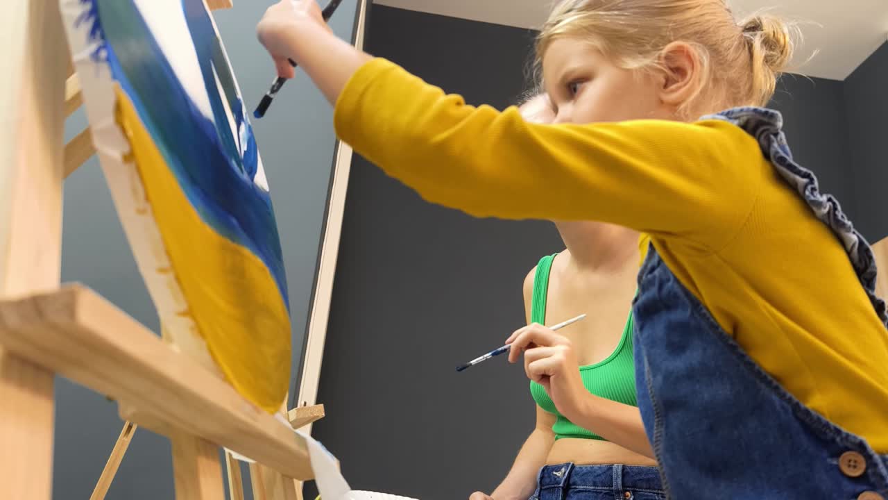 어머니와 딸이 함께 그림을 그리는 것