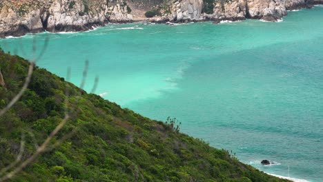 paisaje turquesa con dos corrientes oceánicas reunidas