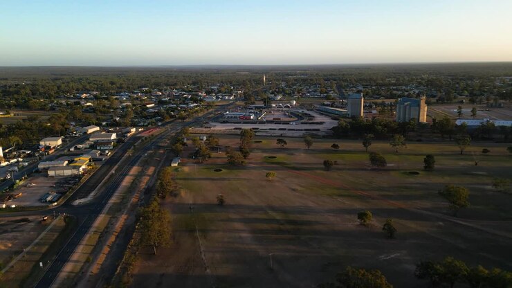 Vedute aeree mattutine sull'area industriale di Miles, Queensland.