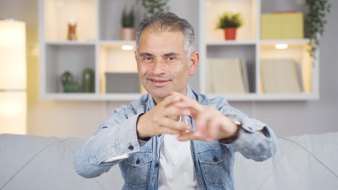 hombre mirando a la cámara haciendo una señal de confianza.