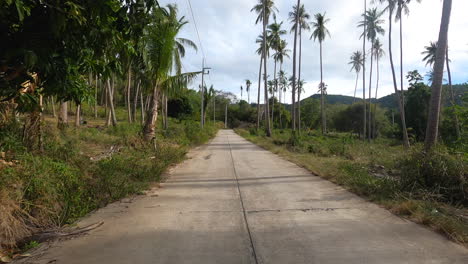 Recorridos-Panorámicos-En-Scooter-Por-La-Hermosa-Campiña-De-Koh-Samui,-Tailandia