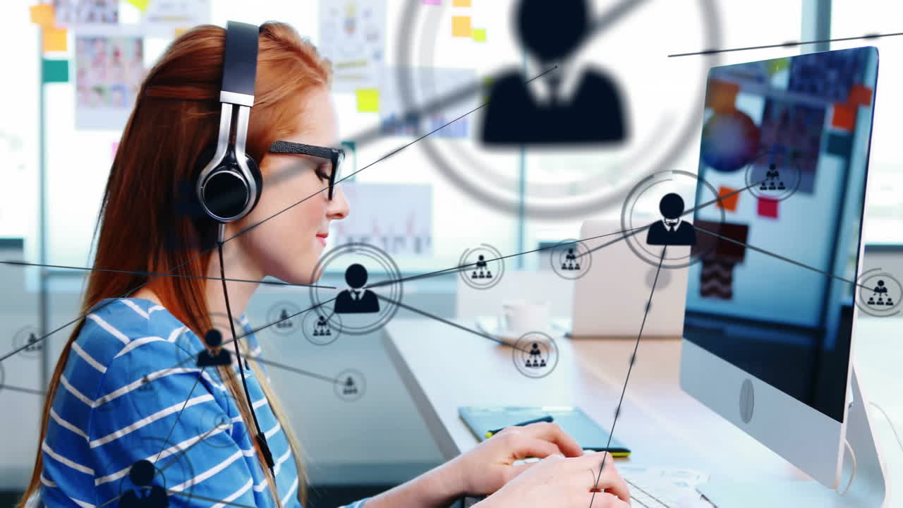 컴퓨터에서 일하는 여자, 헤드폰과 함께 네트워크 애니메이션에 연결