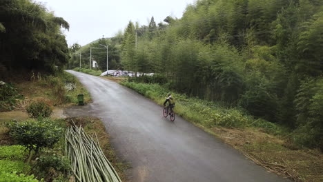 Ciclismo-De-Montaña-4k-En-Moganshan,-Condado-De-Deqing,-Provincia-De-Zhejiang,-China