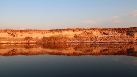 un crucero en barco por el lado namibio del río zambezi en verano en la región de caprivi strip-zambezi al atardecer