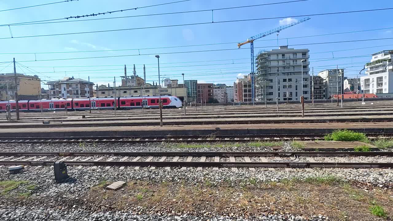 밀라노 철도를 지나가는 은 열차