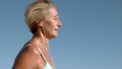 Mujer-Mayor-Corriendo-En-Un-Día-Soleado-Escuchando-Música