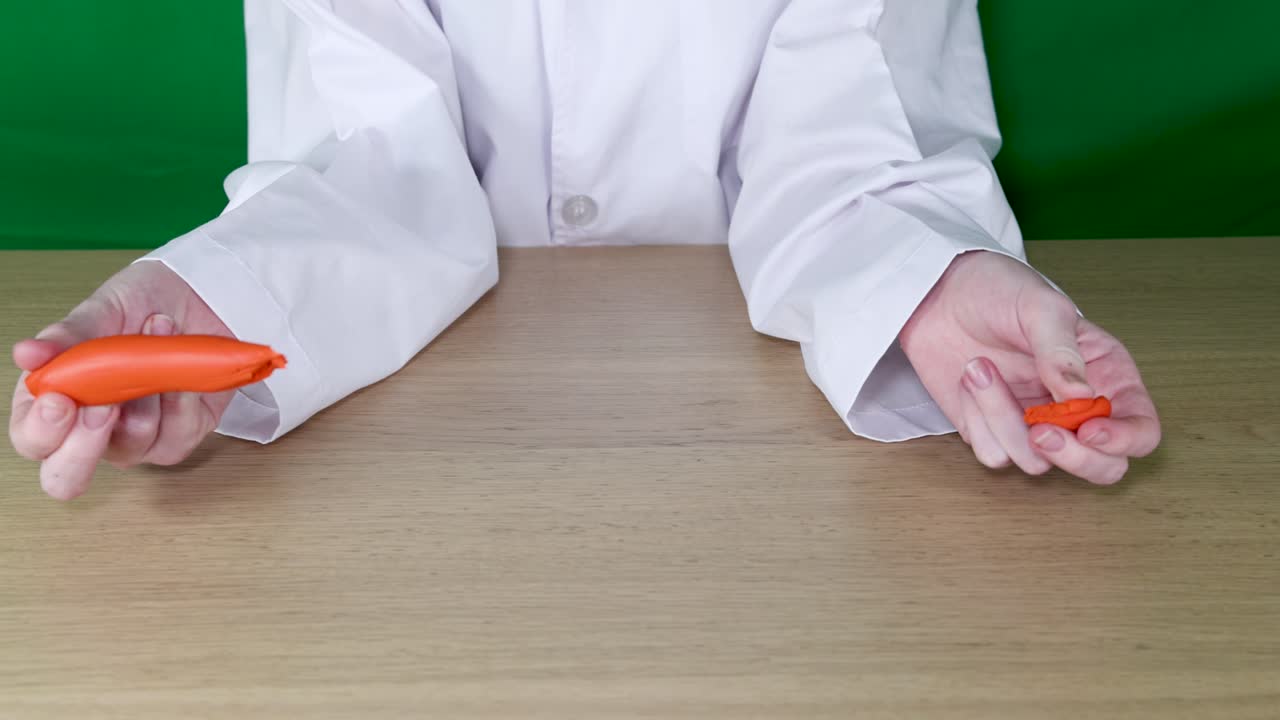 손은 물질의 성질을 보여주기 위해 점토를 조작합니다.