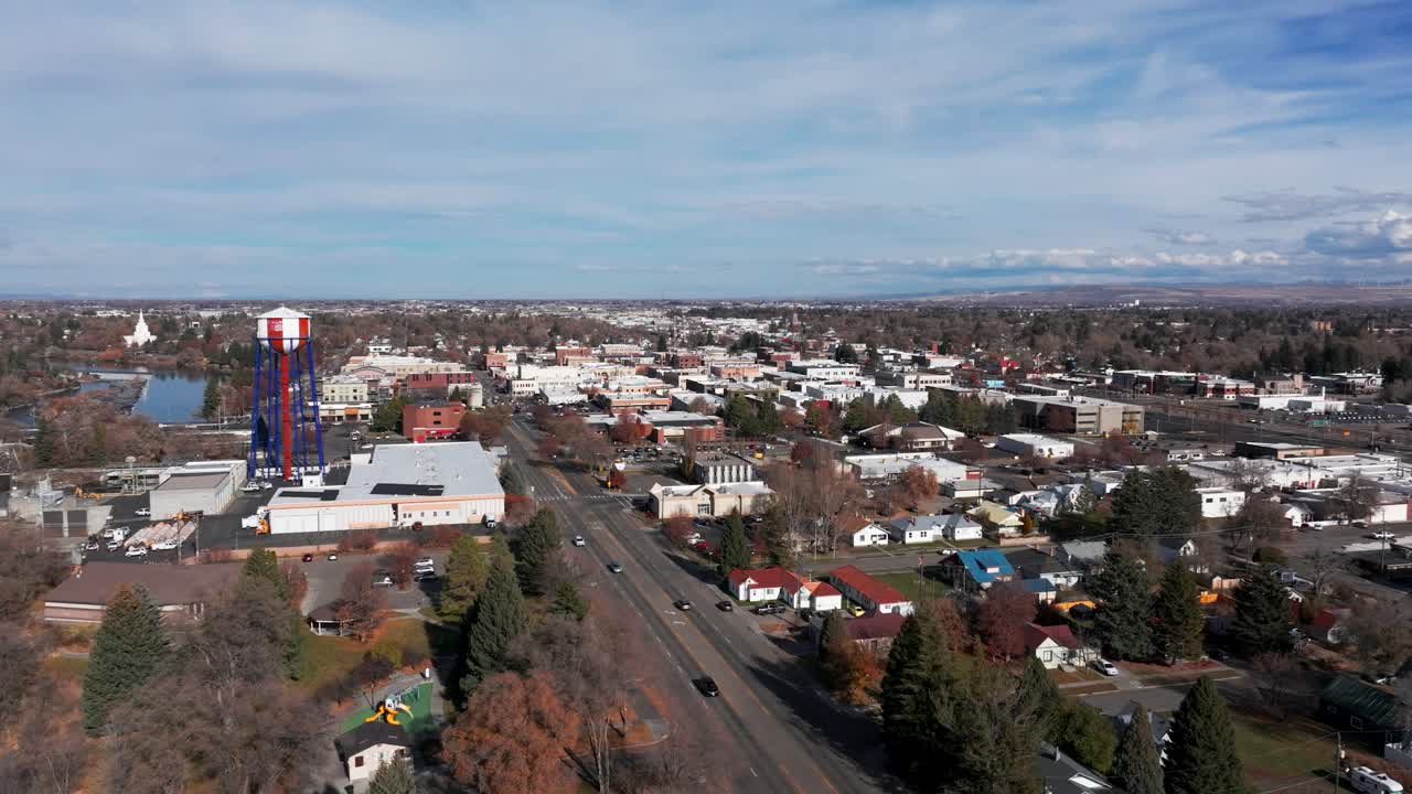 drone disparó panorámica a la izquierda del centro de idaho cae con la ciudad de agua