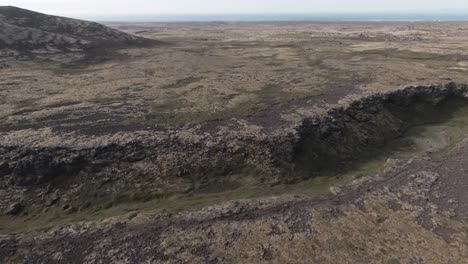 volando por encima del cráter, los campos de lava, el río salvaje en el parque snaefellsjokull
