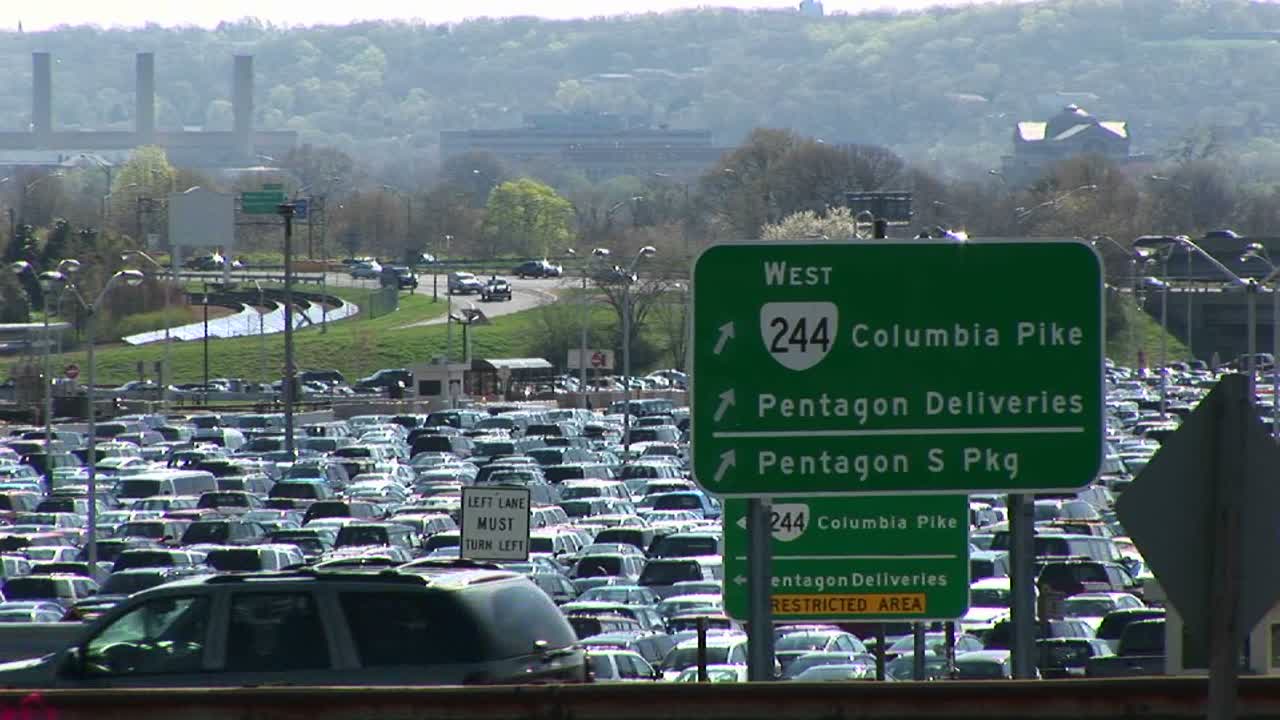 녹색 도로 표지판은 워싱턴 dc의 여행 방향을 알려줍니다.