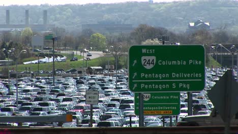 una señal de carretera verde da instrucciones para viajar en washington dc