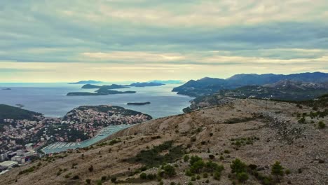 Increíble-Paisaje-Aéreo-De-La-Ciudad-De-Dubrovnik-Y-Las-Islas-Elaphiti-En-Croacia