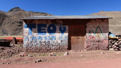 Inclinarse-Hacia-El-Edificio-De-La-Aldea