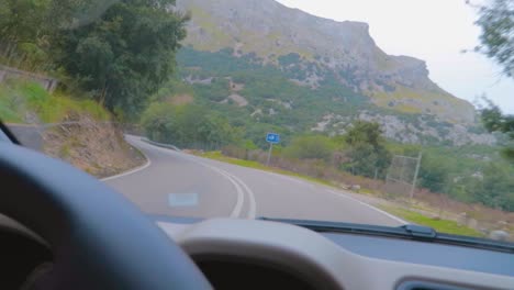 Eine-Fahrt-Von-Der-Ausfahrt-Aus-Dem-Tunnel-Auf-Mallorca,-Spanien-In-Die-Berge-Mit-üppigem-Grün,-Blick-Durch-Die-Windschutzscheibe-Des-Autos