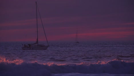 Un-Velero-Pasa-Al-Atardecer-Por-Una-Playa-Del-Sur-De-California.