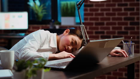 empleado cansado durmiendo en la silla del escritorio de la computadora de repente despertando