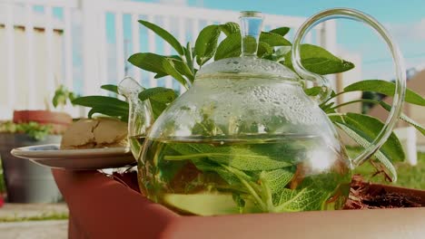 té de la tarde con bollo fresco hecho con hojas de salvia y té de salvia como acompañamiento