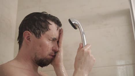 hombre tomando una ducha.