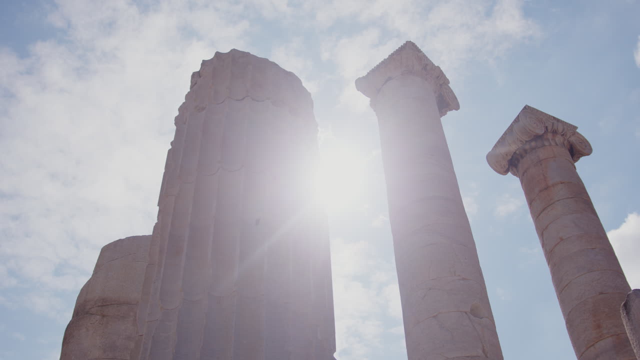 사르데스 에 있는 아르테미스 성전 의 기둥 들 뒤 에 있는 태양 의 모습