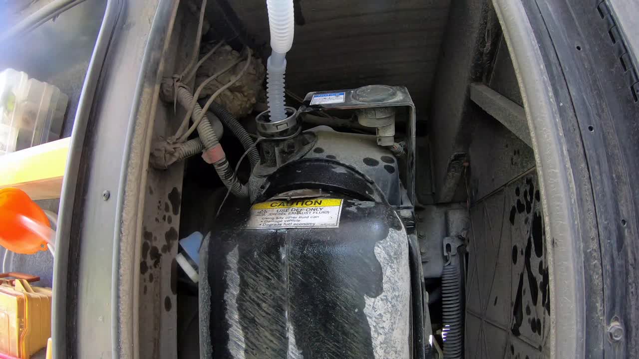 rv의 조수석 쪽에서 rv 디젤 클래스 a 2014에 def 유체를 채우고 있습니다.