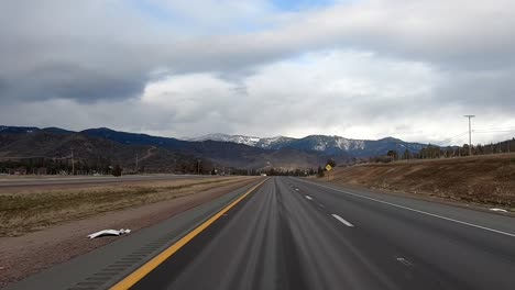 Fahren-Auf-Dem-Oregon-Freeway,-Bergkulisse,-Sicht