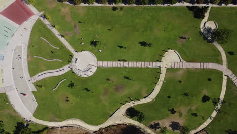 exuberante parque verde en seixal, portugal con noria revelada