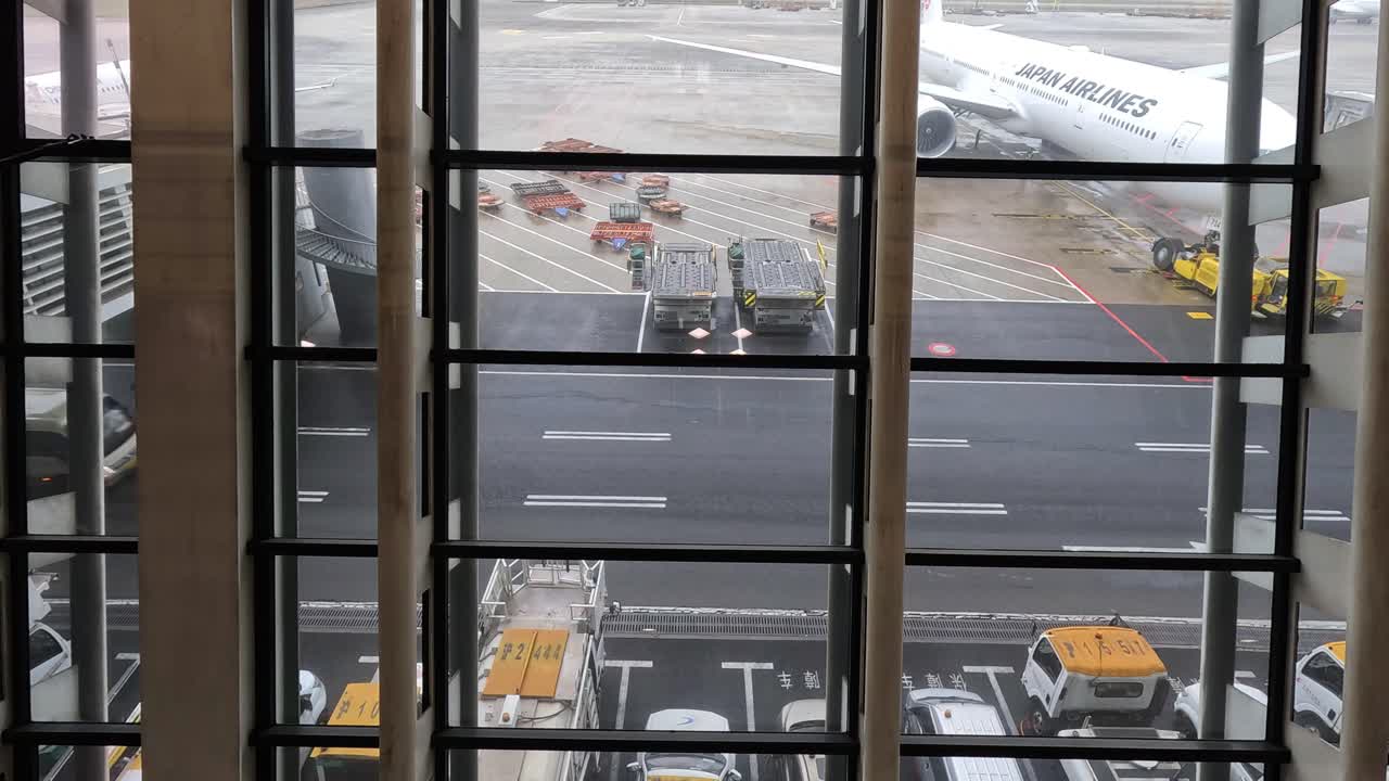 공항 지상 승무원이 비행기를 정비하는 시간