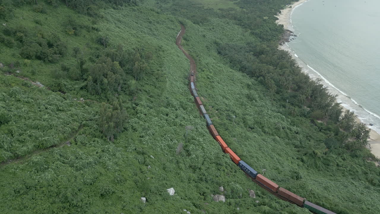 해안 화물 열차가 베트남 정글을 가로질러 날아갑니다.