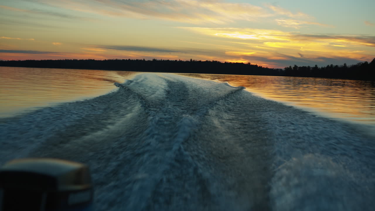 Scia della barca al tramonto