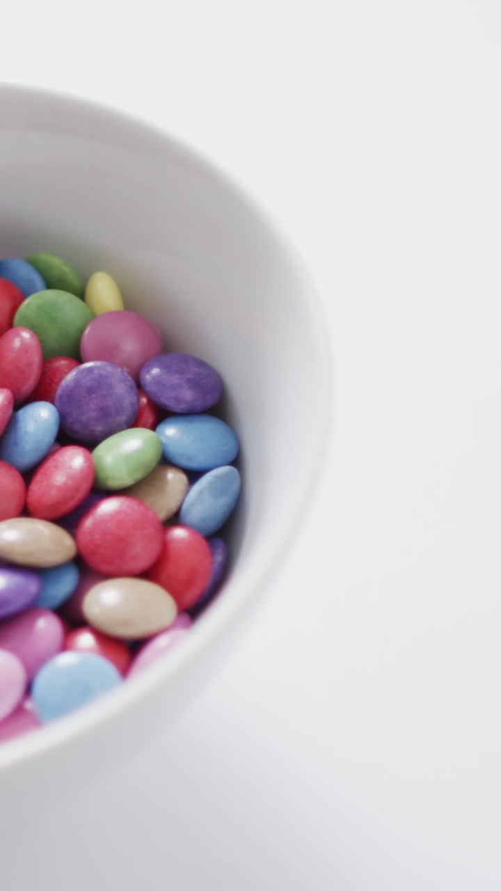 video de lentejas multicolores en un cuenco sobre un fondo blanco