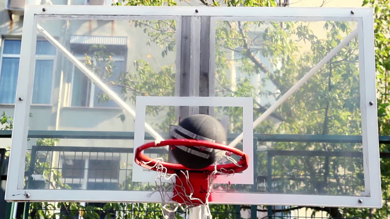 молодой человек бросает мяч в корзину 2