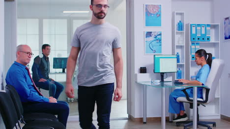 enfermera dando radiografía al médico