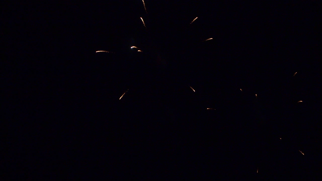 hermosos fuegos artificiales coloridos abstractos explotan en el cielo por la noche un símbolo de celebración en el aniversario de año nuevo para el fondo