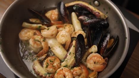 plato de mariscos asados en una sartén