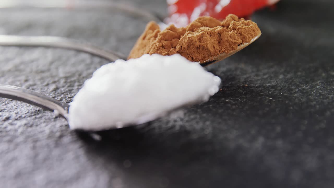 varios ingredientes de condimentos para galletas en cuchara 4k